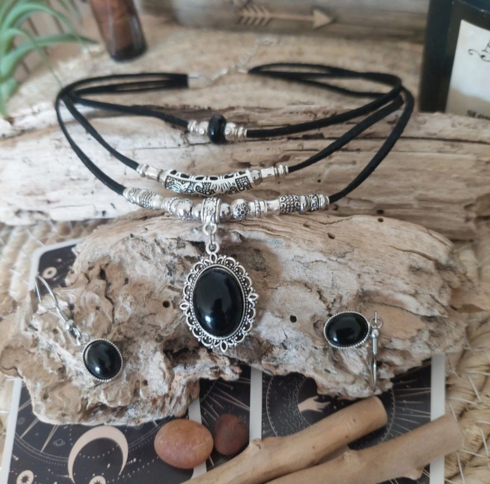 Parure boho mystique triple rangs,
 Petit camée dentelle obsidienne, noir